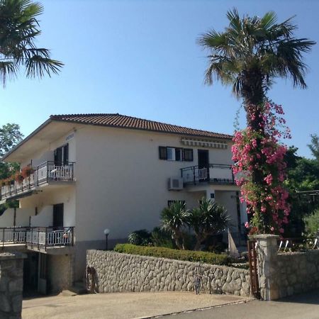 Apartmani Dujmovic Malinska Bagian luar foto