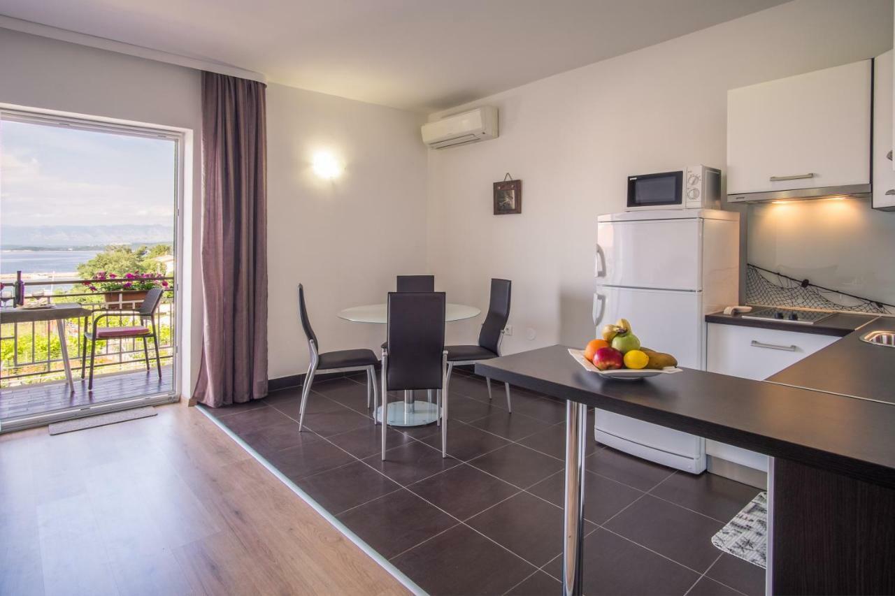 Apartmani Dujmovic Malinska Bagian luar foto