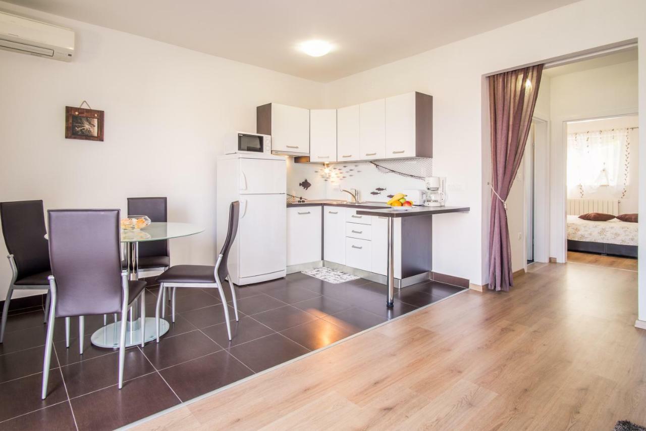 Apartmani Dujmovic Malinska Bagian luar foto