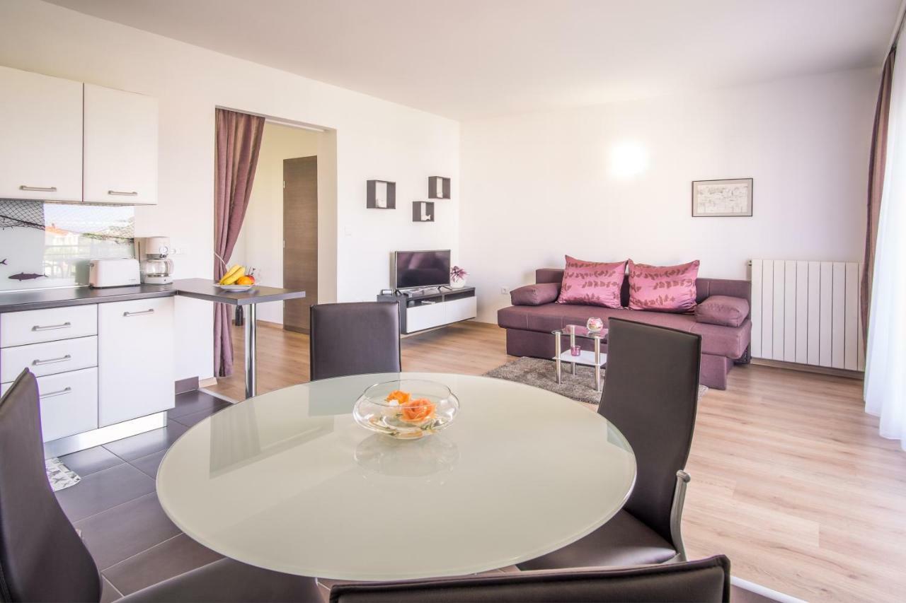 Apartmani Dujmovic Malinska Bagian luar foto