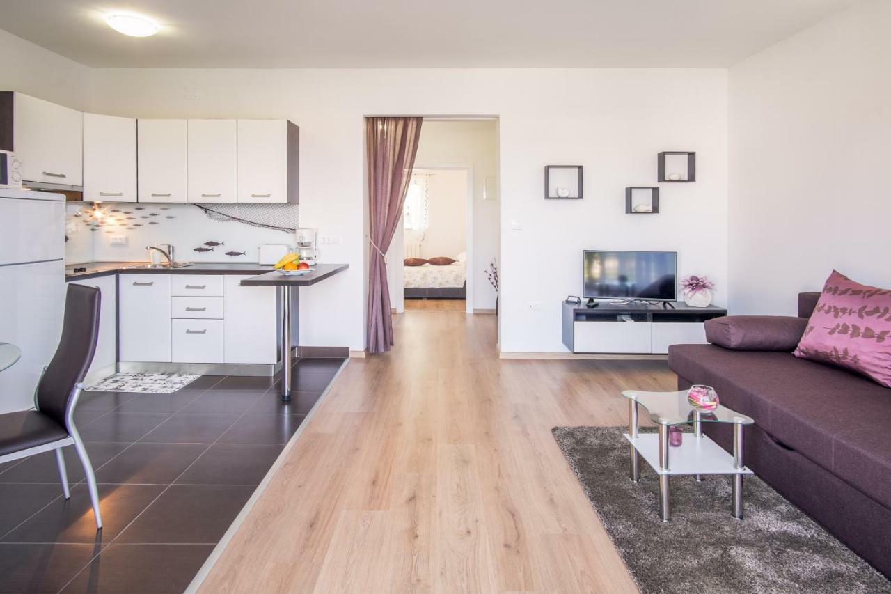 Apartmani Dujmovic Malinska Bagian luar foto