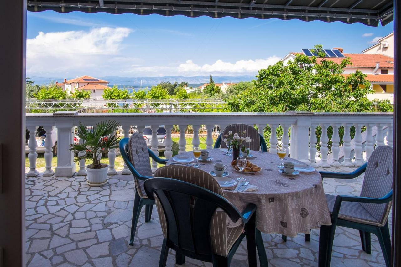 Apartmani Dujmovic Malinska Bagian luar foto