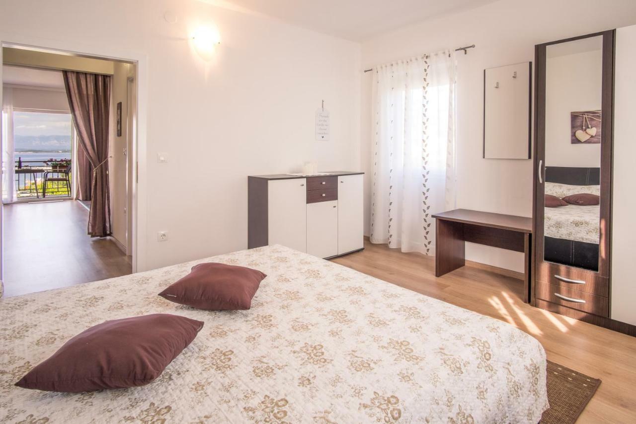 Apartmani Dujmovic Malinska Bagian luar foto