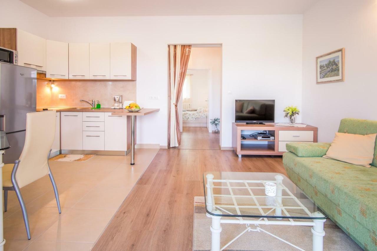 Apartmani Dujmovic Malinska Bagian luar foto