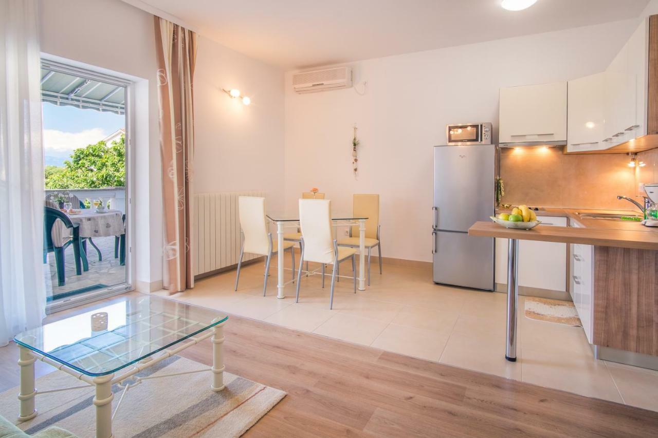 Apartmani Dujmovic Malinska Bagian luar foto