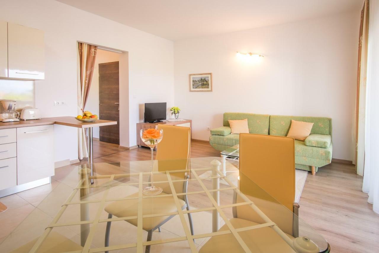 Apartmani Dujmovic Malinska Bagian luar foto