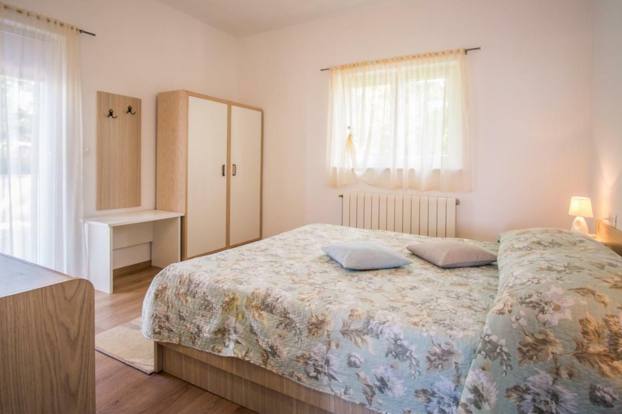 Apartmani Dujmovic Malinska Bagian luar foto